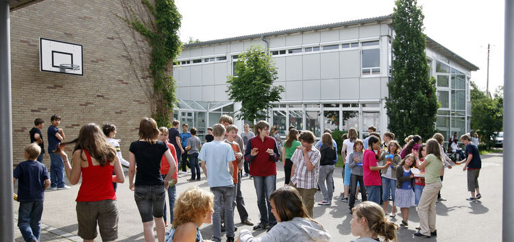 Grund und Hauptschule Jesingen mit WerkrealschuleKinder auf dem Schulhofschüler pausenhof