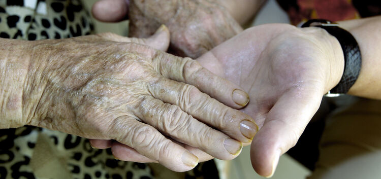 Von Demenz Betroffenen die Hand zu reichen, kann Großes bewirken: Wenn ein älterer Mensch alleine unterwegs ist und verwirrt und