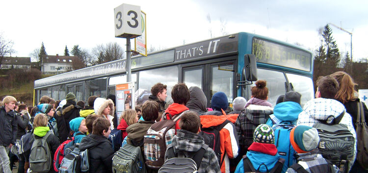 Immer wieder beschweren sich Schüler darüber, dass Busse überfüllt sind. Im Bild ist die Linie 176 nach Bissingen zu sehen.Foto: