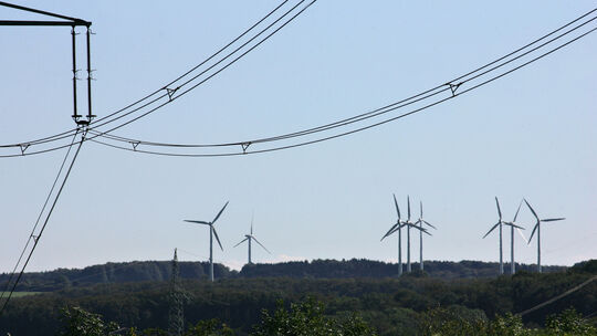 Schwäbische Alb, Strom, Sonne, Energie, Windräder, Windkraft, alternative Energie, ÜberlandleitungStrommasten