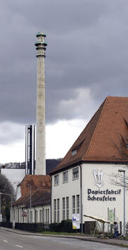 15 Meter kürzer ist der 96 Meter hohe Schlot der Papierfabrik Scheufelen nach der Sanierung.Foto: Jean-Luc Jacques