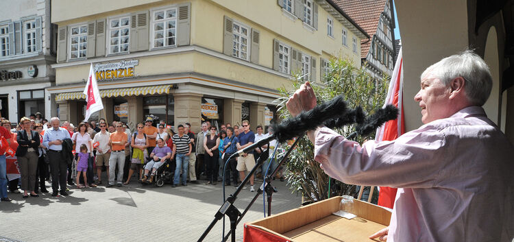 Michael Sommer, der Bundesvorsitzende des Deutschen Gewerkschaftsbunds (DGB), bei seiner Rede vor dem Kirchheimer Rathaus.Foto: