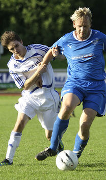 TV Neidlingen (blau) - SGEH IITeckbotenpokal Fussball 2011Nicht aufzuhalten: Neidlingens Spielertrainer Roland Schumacher (re.)