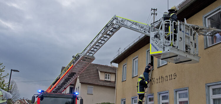 Personenrettung und Brandbekämpfung waren die Schwerpunkte bei der Hauptübung.Foto: Karl Stolz