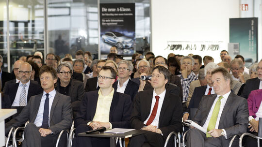 Mercedes Autohaus Russ-Jesingen in Dettingen, Kirchheimer Str. 182, Preisverleihung Frderpreis "Klimazukunft 2012" u.a. mit Min