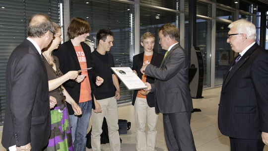 Frderpreis - Zweite Preis fr Max-Planck-Gymnasium Nrtingen - Preisvergabe durch Minister Franz Untersteller - Rainer Reichhol