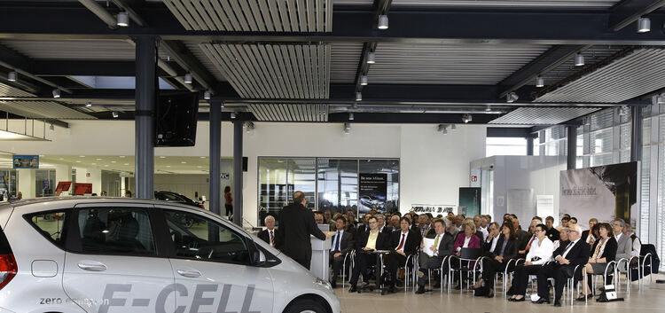Mercedes Autohaus Russ-Jesingen in Dettingen, Kirchheimer Str. 182, Preisverleihung Frderpreis "Klimazukunft 2012" u.a. mit Min