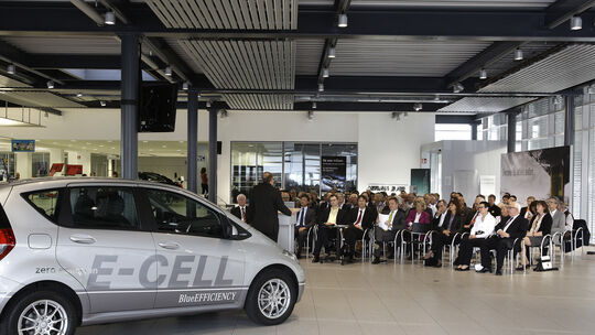 Mercedes Autohaus Russ-Jesingen in Dettingen, Kirchheimer Str. 182, Preisverleihung Frderpreis "Klimazukunft 2012" u.a. mit Min