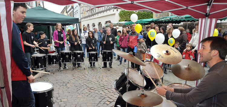 Trommeln für den Präsentationstag ¿Engagiert in Kirchheim¿: Die Gruppe ¿Trommelfell¿ der Raunerschule (großes Foto). Bürgerschaf
