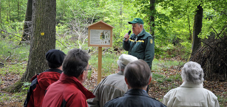 Dettingens Forstrevierleiter Karl Hans Sablowsky ging mit den Besuchern auf Entdeckungsreise. Tafeln am Weg informierten junge u