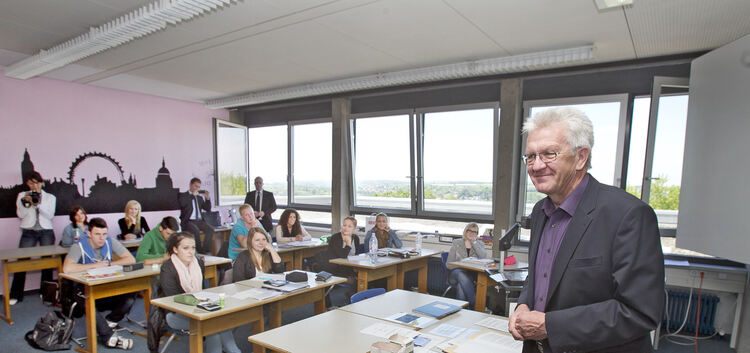 Von Fremdeln keine Spur: Der ehemalige Lehrer Kretschmann wurde mit den Schülern der Albert-Schäffle-Schule schnell warm. Foto: