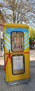 Lesen statt telefonieren: Eine ausrangierte Bücherzelle dient dem Kirchheimer Tauschring seit dem vergangenen Jahr als öffentlic