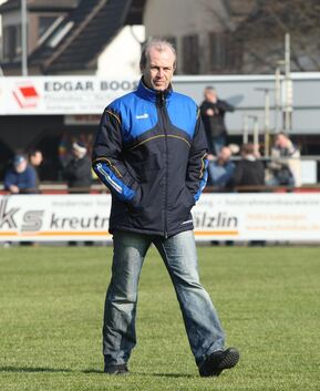 Rainer KRAFT (Chef-Trainer VfL Kirchheim Teck) beim Ueberschreiten des RasensFussball, Herren, Oberliga, Baden-Wuerttemberg, 22.