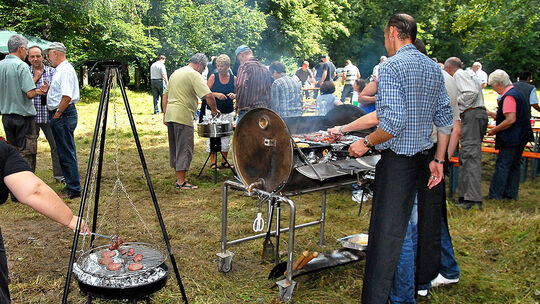 Wildkochshow am Parkplatz Kreuzeiche in Ohmden im Rahmen des "WaldfYhlprogramms" , Grillen, Wild, Wald,