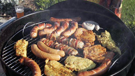 Fleisch und Wurst sind die Klassiker auf Deutschlands Grills. Doch man kann auch experimentieren und sich an Neues wagen ¿ zum B