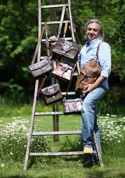 Der Herr der Taschen: Rainer Hoffelner ist der kreative Kopf im neuen Modelabel ¿Ch.orps3¿ und hat alten Originaltaschen aus Sch