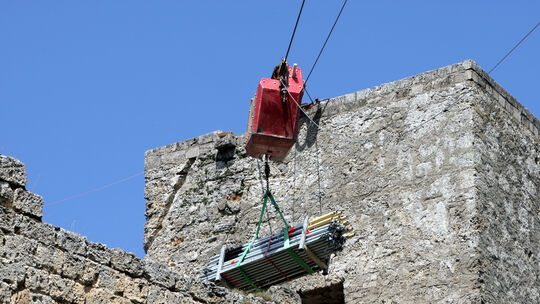 Ruine Reu§enstein Gerstbaufirma baut auf, Seilzug vom Plateau zur Sdwand der Ruine