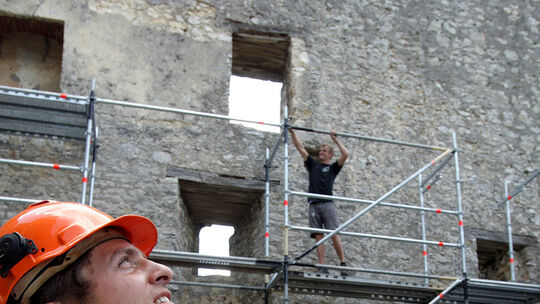 Ruine Reu§enstein Gerstbaufirma baut auf, Seilzug vom Plateau zur Sdwand der Ruine