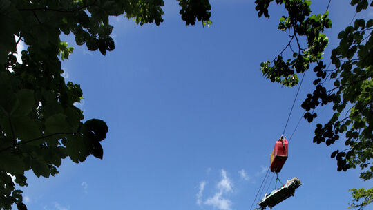 Die per Seilbahn in die Burgruine geschafften Gerüstteile werden von den Spezialisten der Freiberger Firma Schwarz an der Südwan