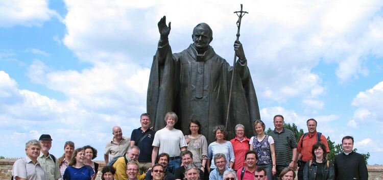 Die Pfarrerschaft des Kirchenbezirks Kirchheim mit slowakischen Kollegen auf der Burg in Nitra vor der Statue Papst Johannes Pau