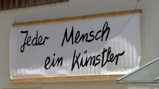 Führung durch Jugendliche am Kunst- und Aktionspfad