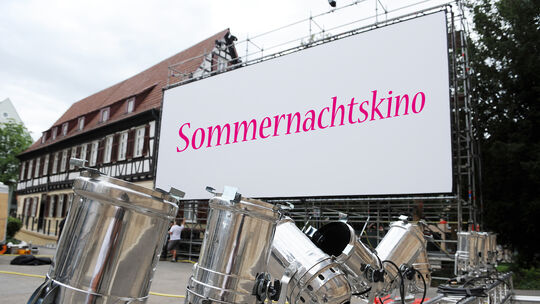 Noch erstrahlen die Scheinwerfer nicht in allen Regenbogenfarben. Doch wenn die Sonne im Westen versinkt und sich die Dämmerung