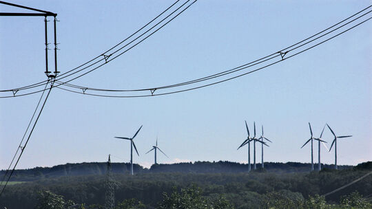 Schwäbische Alb, Strom, Sonne, Energie, Windräder, Windkraft, alternative Energie, ÜberlandleitungStrommasten