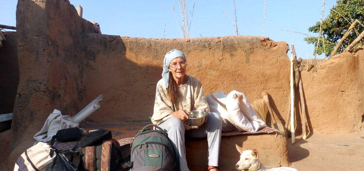 Regelmäßig reist Regina Fährmann nach Burkina Faso. Nur das Nötigste im Gepäck, campiert sie wochenlang in Moskitozelten und ist