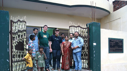 Rikscha - Rallye - Stephan Schirmann Das Bild ist vor dem "Savitri Bai Phule"-Frauenzentrum in Varanasi aufgenommen worden. Es