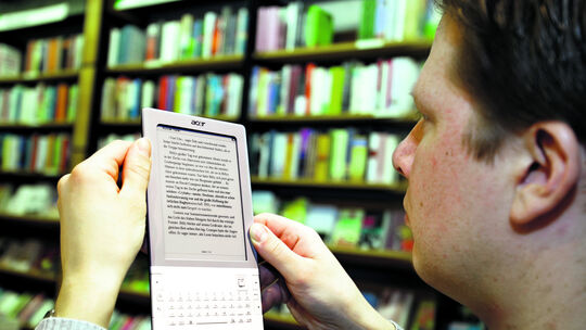 Das E-Book ist handlich und passt in jedes Reisegepäck. Die Kirchheimer bevorzugen dennoch das klassische Buch. Foto: Jean-Luc J Das E-Book ist handlich und passt in jedes Reisegepäck. Die Kirchheimer bevorzugen dennoch das klassische Buch. Foto: Jean-Luc J