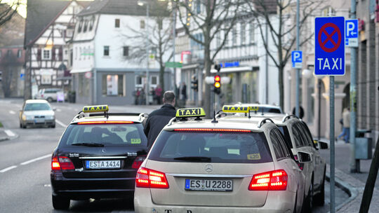 Die beiden Taxiplätze an der Kreissparkasse sind den sieben Unternehmen zu wenig. Zudem sind sie oft durch Kurzzeitparker blocki