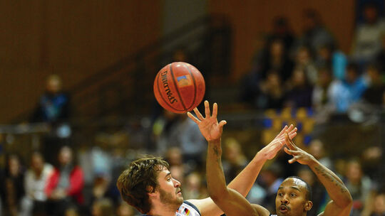 Cedrik BROOKS (VfL Kirchheim Knights) gegen Oliver KOMAREK (USC Heidelberg) linksBasketball Pro A: USC Heidelberg - VfL Kirchhei
