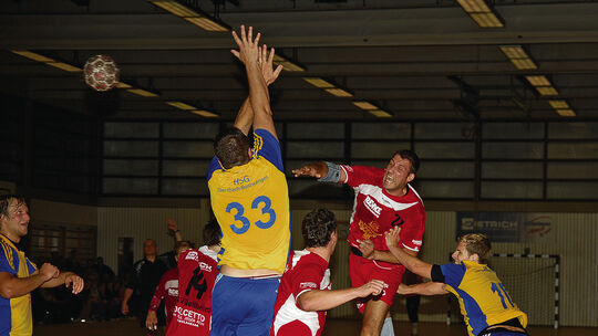 Handball-Bezirksliga. Weilheim (rot) -Ebersbach/Bnzwangen