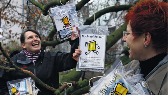 Catrin Mielke (links) aus Kirchheim und Katrin Strobel aus Dettingen entlassen einige Bookcrossing-Bücher in die Freiheit: In Pl