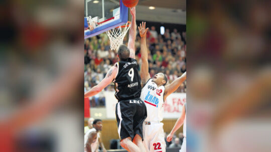 Ryan DeMichael (VfL Kirchheim Knights), Ivan Elliott (s.Oliver Baskets)Sport, Basketball, 2. Bundesliga, Pro A, s.Oliver Baskets