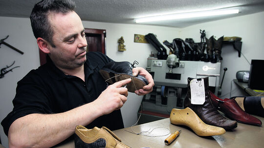 Schuster - Schusterei . Ewelt Schumacherei - SchumacherSchuhreparaturservice