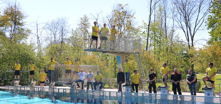 Betriebsleiter, Bademeister, ­Rettungsschwimmer und Security gehen frohgemut in die neue Badesaison.Foto: Stadt Kirchheim