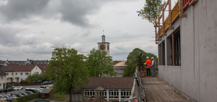 Wolkenverhangen war der Himmel, fröhlich die Stimmung beim Richtfest auf dem neuen Rauner-Campus.Foto: Carsten Riedl