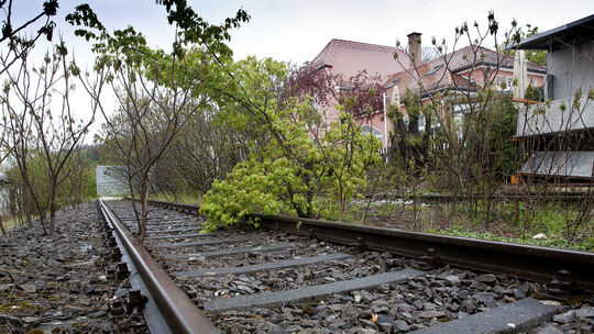 Ende der Strecke: Hinter Holzmadens einstigem Bahnhof enden die Schienen aus Richtung Kirchheim.Foto: Jean-Luc Jacques