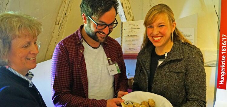 Annika Schröpfer und Daniel Hildwein zeigen Brot, das mit Sägespänen gestreckt wurde. Zu sehen ist dies im Haus Doster im Freili
