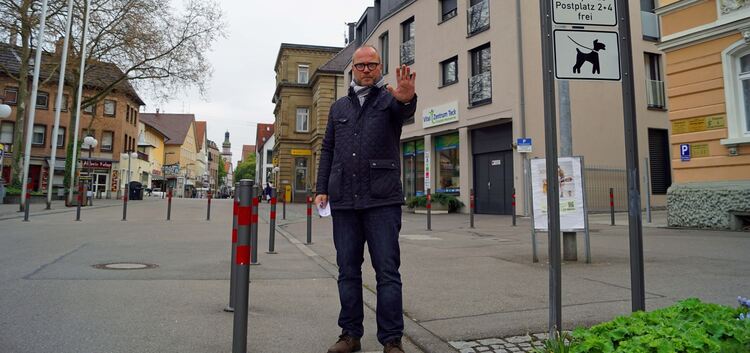 Thomas Greschner ist über die fehlenden Parkmöglichkeiten beim Postplatz entsetzt.Foto: Thomas Krytzner