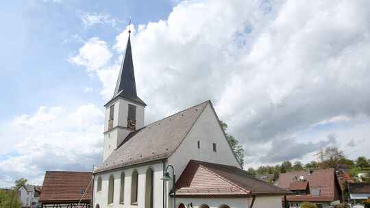 Kirche Ohmden Vor Ort mit Architekt Dieter Hoff und vielleicht Pfarrer Taut