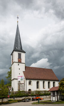 Kirche Ohmden Vor Ort mit Architekt Dieter Hoff und vielleicht Pfarrer Taut