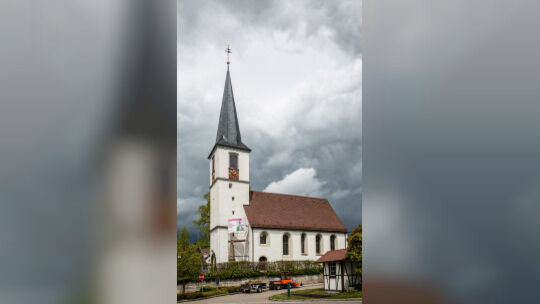 Kirche Ohmden Vor Ort mit Architekt Dieter Hoff und vielleicht Pfarrer Taut