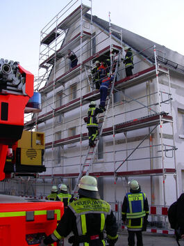 Ein Neubau diente der Freiwilligen Feuerwehr Jesingen als ideales Übungsobjekt.Foto: Rainer Stephan