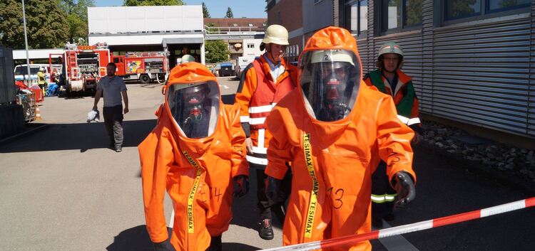 Fachleute des Feuerwehrmesszuges überprüfen die Gaskonzentration in der Halle des Umspannwerkes in Nürtingen.Foto: Matthäus Klem