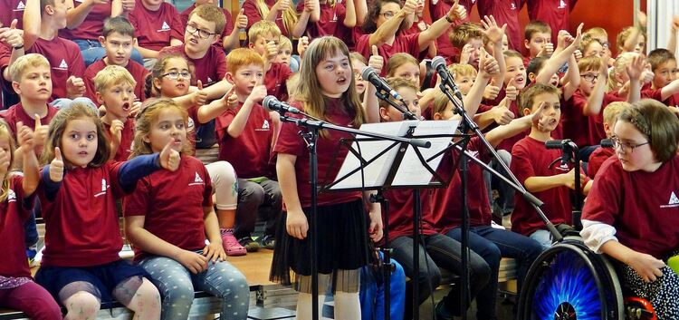 Kinder der Dettinger Verbundschule singen ein Loblied auf ihren Lernort.Fotos: Sabine Ackermann