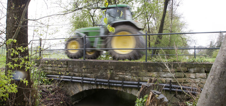 Die Rundbogenbrücke über den Seebach bei Holzmaden dient Landwirten häufig zur Überfahrt. Ihr Zustand wird von Verwaltung und Nu