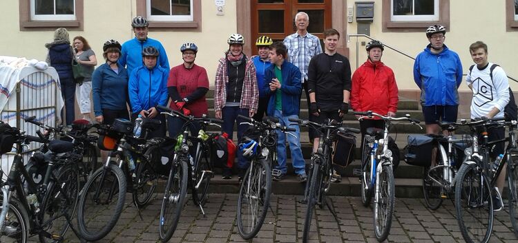 Radeln für Kirchheim, aber auch für andere: die AKB-Radler (links) und das Team Tour de Jumelage.Fotos: privat