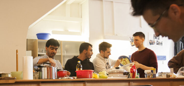 Gemeinsam essen macht Spaß - gemeinsam kochen offensichtlich auch. Foto: Laura Wetzel